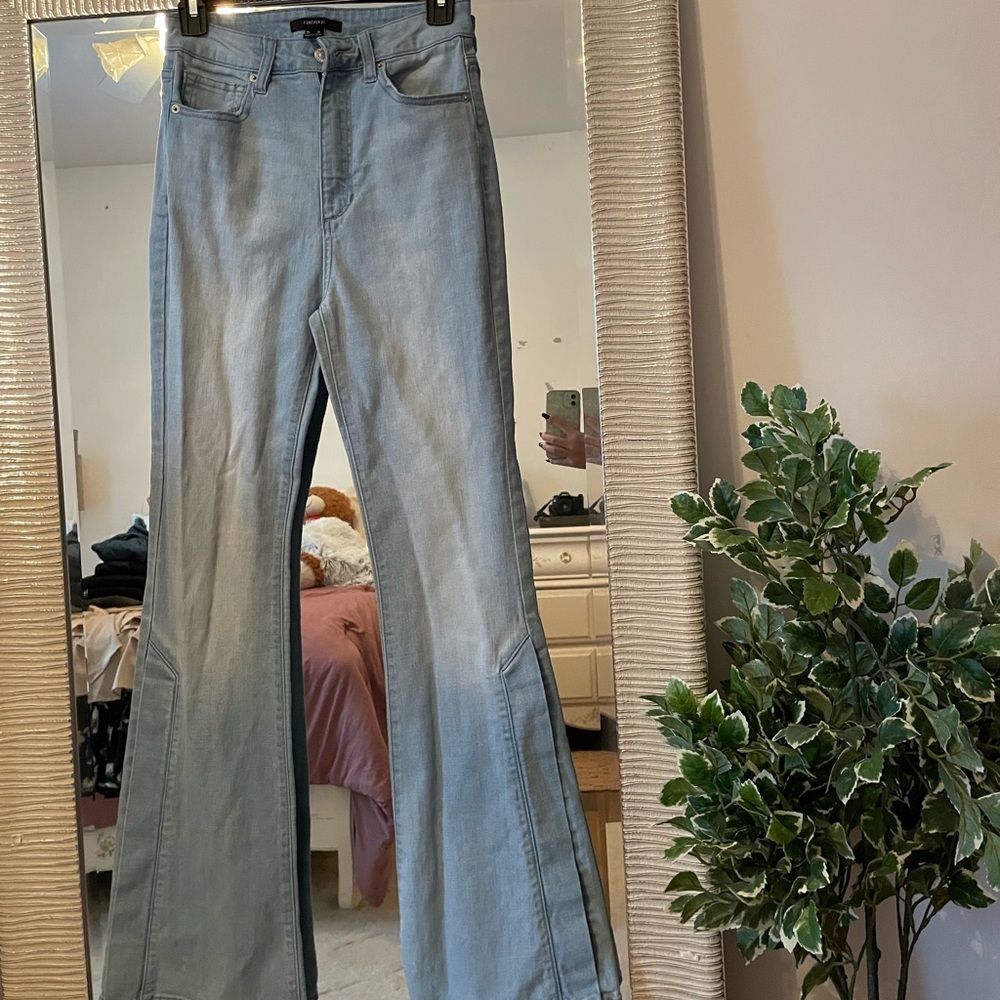 FOREVER 21 FLARE LIGHT WASH JEANS!